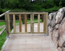 Puerta madera para piscina